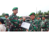 Apresiasi Prajurit Berprestasi, Dandim 0210/TU Serahkan Penghargaan dan THR Natal