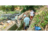 Babinsa Bergotongroyong Bersama Warga Perbaiki tanggul Jebol