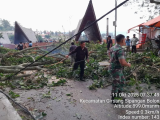 Babinsa dan Warga Bersinergi Membersihkan Pohon Tumbang di Parapat, Akses Jalan Pulih Cepat
