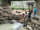 Babinsa dan Warga Simalungun Turun Tangan! Sungai Dibersihkan, Banjir Dicegah