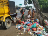 Babinsa dan Warga Sinaksak Bersatu, Gotong Royong Bersihkan Sampah Demi Lingkungan Sehat