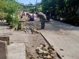 Babinsa Koramil 05/Serbelawan, Bergotong royong Bersama Warga Perbaiki Jalan