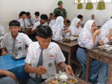 Babinsa Koramil 05/Serbelawan Dampingi Program Makan Bergizi, Dorong Generasi Sehat dan Cerdas di Simalungun