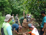 Babinsa Koramil 09/Tiga Balata Ajak Warga Gotong Royong Perbaiki Saluran Irigasi di Parlombuan
