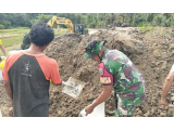 Babinsa Koramil 25/Pahae Jae Gotong Royong Bersama Warga Perbaiki Jembatan Pasca Banjir