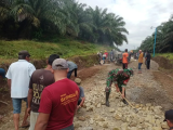 Babinsa Koramil Tanah Jawa dan Masyarakat Gotong Royong Cor Jalan Swadaya Warga Marubun Jaya