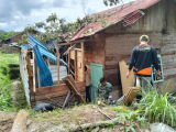 Babinsa–Warga Gotong Royong Tangani Dampak Banjir dan Puting Beliung di Tarutung