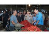Bersama Mahasiswa Cipayung, Kapolres Cirebon Kota Pantau Harga Bahan Pokok Jelang Ramadhan di Pasar Jagasatru