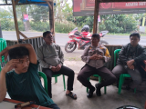Bhabinkamtibmas Ramah Hingga ke Kios Ibu Sinta, Sosialisasikan Layanan 110 Polri di Simalungun