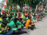 Brimob Polda Sumut Gelar Doa dan Salurkan 5 Ton Beras untuk Komunitas Ojol