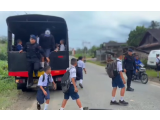 Brimob Polda Sumut Hadirkan Rasa Aman, Antar Pelajar SMP di Gunungsitoli Pulang Sekolah