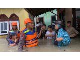 Brimob Polda Sumut Turun Tangan, 30 Personel Bantu Warga Terdampak Banjir di Tebing Tinggi