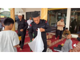 Brimob Satuan B Polda Sumut Bagikan Santapan Jumat Berkah di Masjid Al Jihad, Pematangsiantar