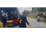 Brimob Sumut Antar Anak Desa Ononamolo & Humene Pulang Sekolah: Wujud Kepedulian di Ujung Nusantara