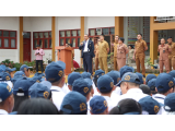 Bupati Dairi Jadi Pembina Upacara di SMP Negeri 1 Sidikalang, Tekankan Pentingnya Wawasan Kebangsaan & Karakter