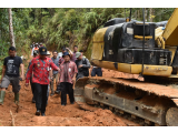 Bupati Humbahas Tinjau Jalan Penghubung Dua Desa di Sijamapolang