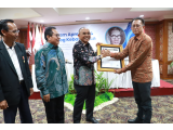 Bupati Simalungun  menerima Anugerah Sahabat Pers dari  SMSI