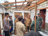 Bupati Taput Tinjau Rumah Warga yang Rusak Diterpa Angin Kencang di Pahae Julu, Serahkan Bantuan dan Penghiburan