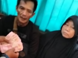 Diduga Edarkan Uang Palsu, Pria dan Wanita Diamuk Massa