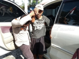 Gercep! Bhabinkamtibmas Siantar Marihat Bantu Korban Tabrak Lari ke Puskesmas