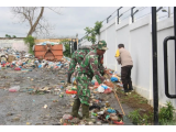 Gotong Royong Antara TNI dan Warga di Terminal Pasar Modern Perdagangan di Peringatan HUT TNI ke‑80