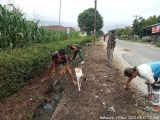 Gotong Royong Babinsa Koramil 06/Perdagangan Bersama Warga Bersihkan Selokan di Pematang Bandar