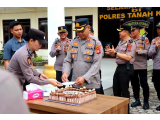Hangat dan Penuh Kebersamaan! Kapolres Karo Rayakan Ultah 36 Personel di Mapolres