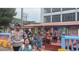 Humanis, Brimob Sumut Batalyon A Pelopor Antarkan Siswa TK Kerumah Masing - Masing