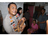 Kapolres Tapteng Kunjungi Ibu yang Melahirkan di Teras Puskesmas