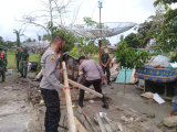 Kapolsek Bangun Bantu Warga Terkena Bencana