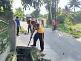 Kapolsek Siantar Marihat Pimpin Gotong Royong di Jalan Bahkora Bawah