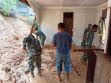 Koramil 23/Adiankoting Bersama Warga Bersihkan Rumah Korban Longsor di Taput