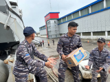 KRI Teluk Banten-516 Rampungkan Debarkasi Bantuan untuk Korban Bencana Tapanuli Tengah