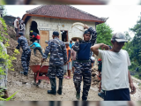 Longsor Terjang Nusa Penida, TNI AL–TNI AD Bergerak Cepat Evakuasi dan Bantu Warga