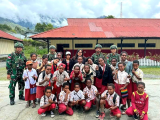 TNI Hadir Mengajar di Puncak Jaya, Tebar Semangat Hardiknas untuk Anak Papua