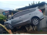 ﻿Mobil ‘Terbang’ Tersangkut di Teras Rumah, Kecelakaan Tunggal Hebohkan Warga Langkat