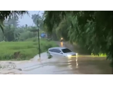 Mobil Terseret Arus Saat Menerobos Banjir di Bekasi