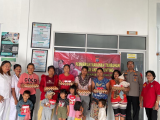 Atasi Stunting, Kapolsek Dolok Silau Berikan Makanan Tambahan Anak-anak