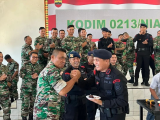 Personel Kompi 4 Brimob Polda Sumut Ikut Meriahkan HUT ke-80 TNI di Makodim 0213 Nias