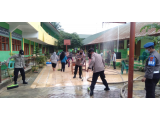 Personel Polsek Serbalawan Bantu Warga Korban Banjir