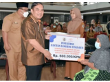 Pj Bupati Tapteng Salurkan BLT, Total Penerima 5.135 KK