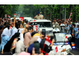Prabowo Disambut Lautan Warga di Bandung, Turun Langsung Sapa Masyarakat di Tengah Hujan Rintik