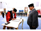 Prabowo Resmi Lantik Hakim Konstitusi, Pimpinan Ombudsman, hingga Dubes RI, Ini Daftar Lengkapnya