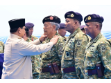 Presiden Prabowo Anugerahkan Pangkat Kehormatan kepada 11 Purnawirawan TNI di Atas KRI dr. Radjiman Wedyodiningrat