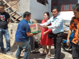 Angin Rusak Rumah Warga, Andika Sinaga dan Ibunya Beri Bantuan