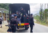 Sat Brimob Polda Sumut Antar Aman Anak Sekolah di Nias
