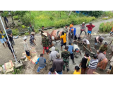 Satgas Pamtas RI–RDTL Yonarhanud 2 Kostrad Gotong Royong Cor Gereja di Perbatasan TTU
