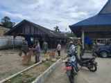 Satgas TMMD Ke-127 Kodim 0207/Simalungun Bersama Warga Bersihkan Pekan Merek Raya, Pererat Soliditas TNI dan Rakyat