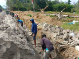 Satgas TMMD ke-127 Yon TP 901/Suhul Gading Kebut Pembangunan Drainase di Nagori Bahapal