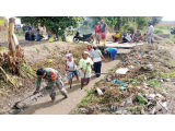 Semangat Gotong Royong Warga Nagori Parmonangan Bersama Babinsa Bersihkan Parit Jelang Musim Hujan